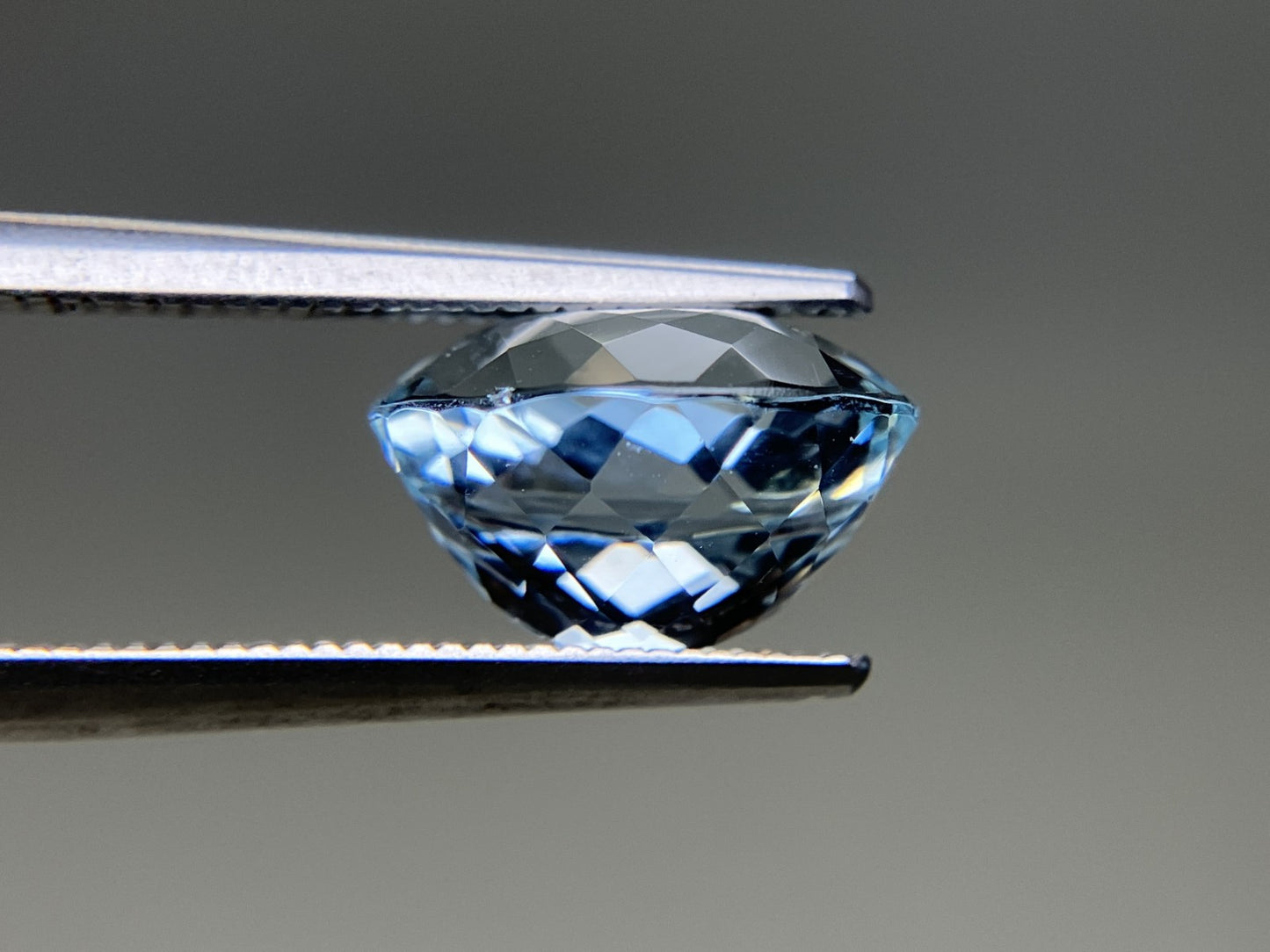 アクアマリン 4.098ct  宝石ソーティング付き  10.9㎜×9.2㎜×6.9㎜  天然 ルース（ 裸石 ） 4780YY