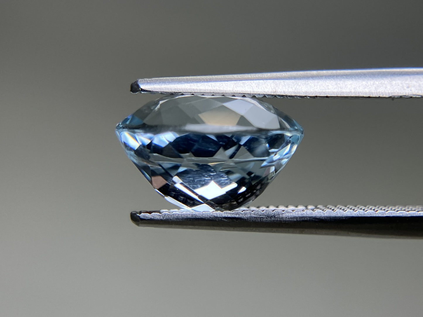 アクアマリン 4.098ct  宝石ソーティング付き  10.9㎜×9.2㎜×6.9㎜  天然 ルース（ 裸石 ） 4780YY