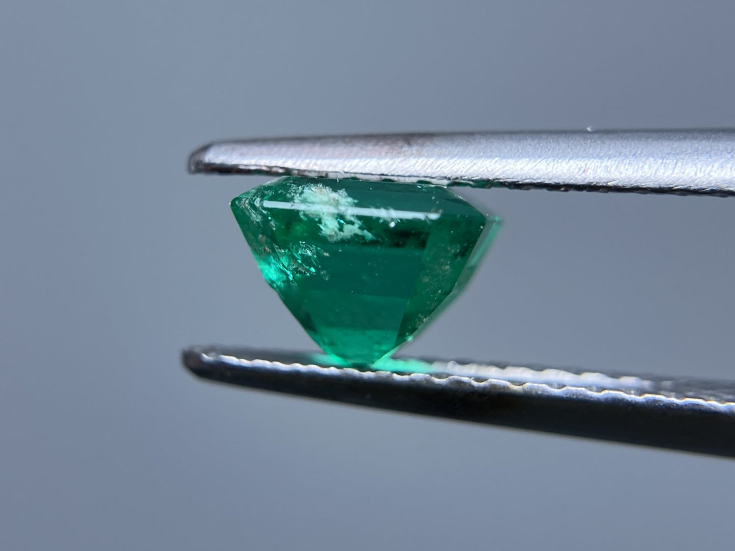 エメラルド 0.924ct 宝石ソーティング付き 5.8㎜×5.4㎜×4.3㎜ ルース（ 裸石 ） 1439S