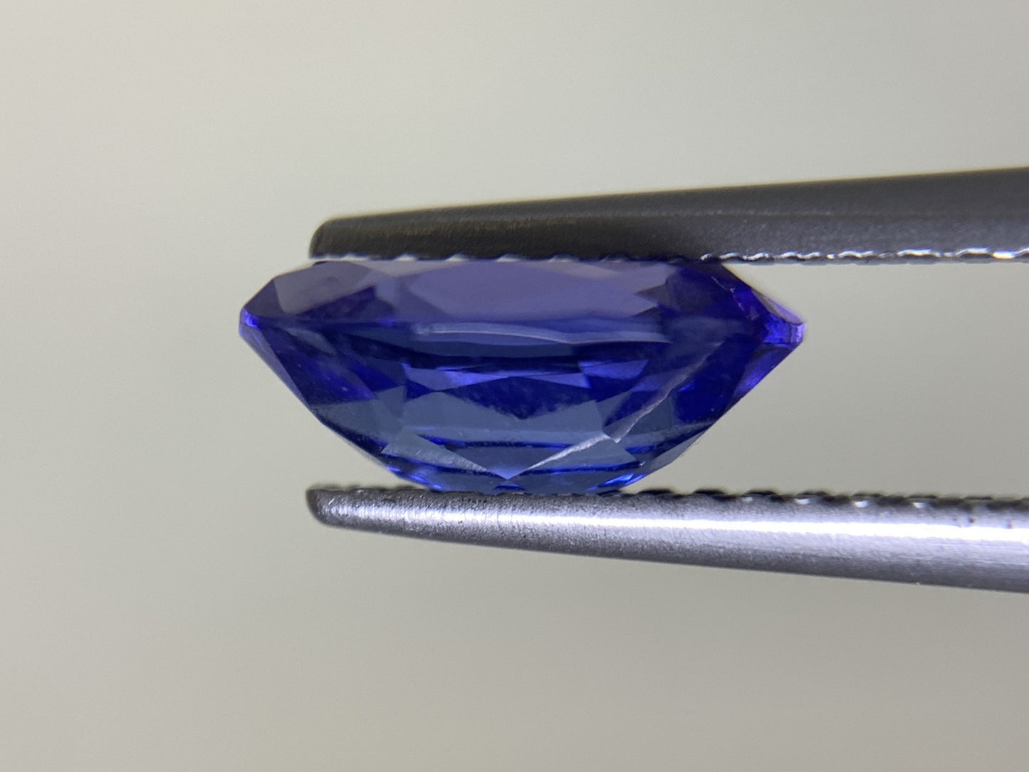 タンザナイト 1.867ct 宝石ソーティング付き  9.2㎜×6.8㎜×3.9㎜  ルース（ 裸石 ） 3076Y