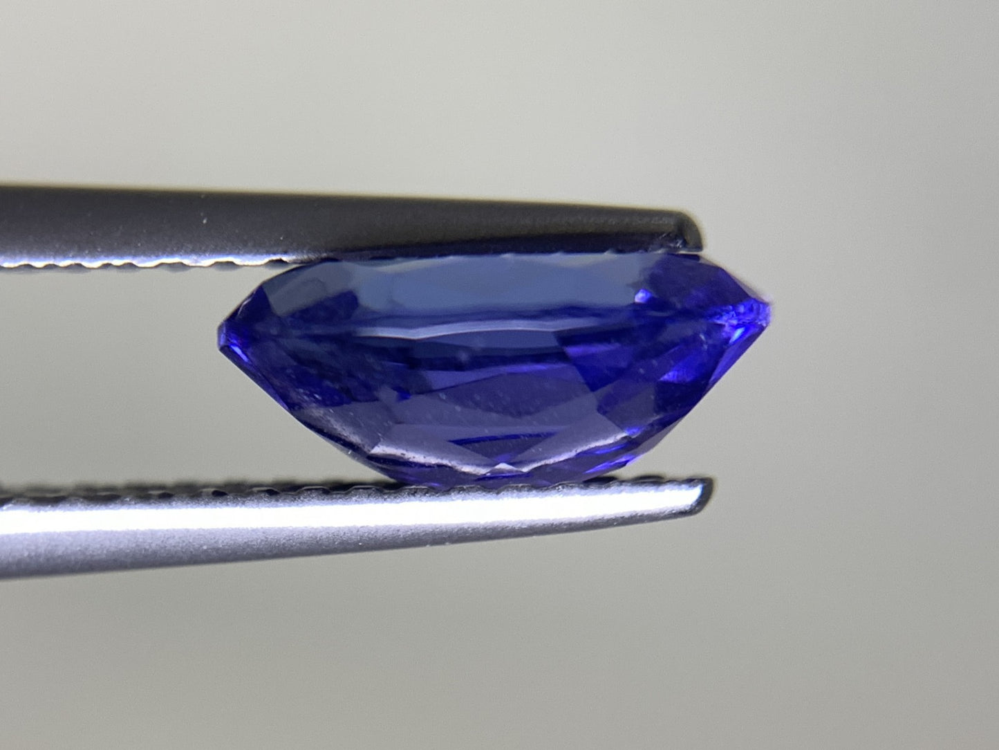タンザナイト 1.867ct 宝石ソーティング付き  9.2㎜×6.8㎜×3.9㎜  ルース（ 裸石 ） 3076Y