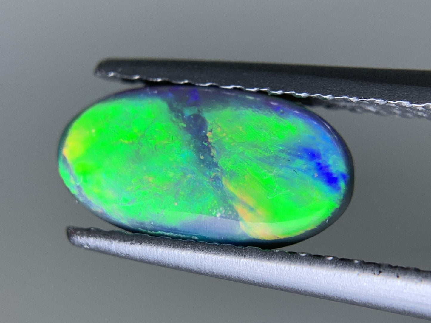 ブラックオパール（両面遊色） 天然  1.069ct  中央宝石ソーティング付き  10.3㎜×5.5㎜×2.9㎜  ルース（ 裸石 ） 6064Y