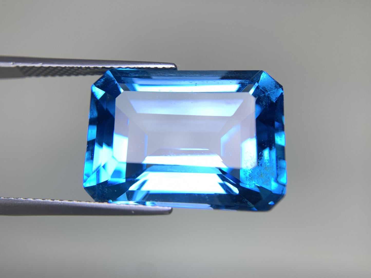 ブルートパーズ 28.836ct  宝石ソーティング付き  19.9㎜×14.8㎜×10.0㎜  天然 ルース（ 裸石 ） 4421Y