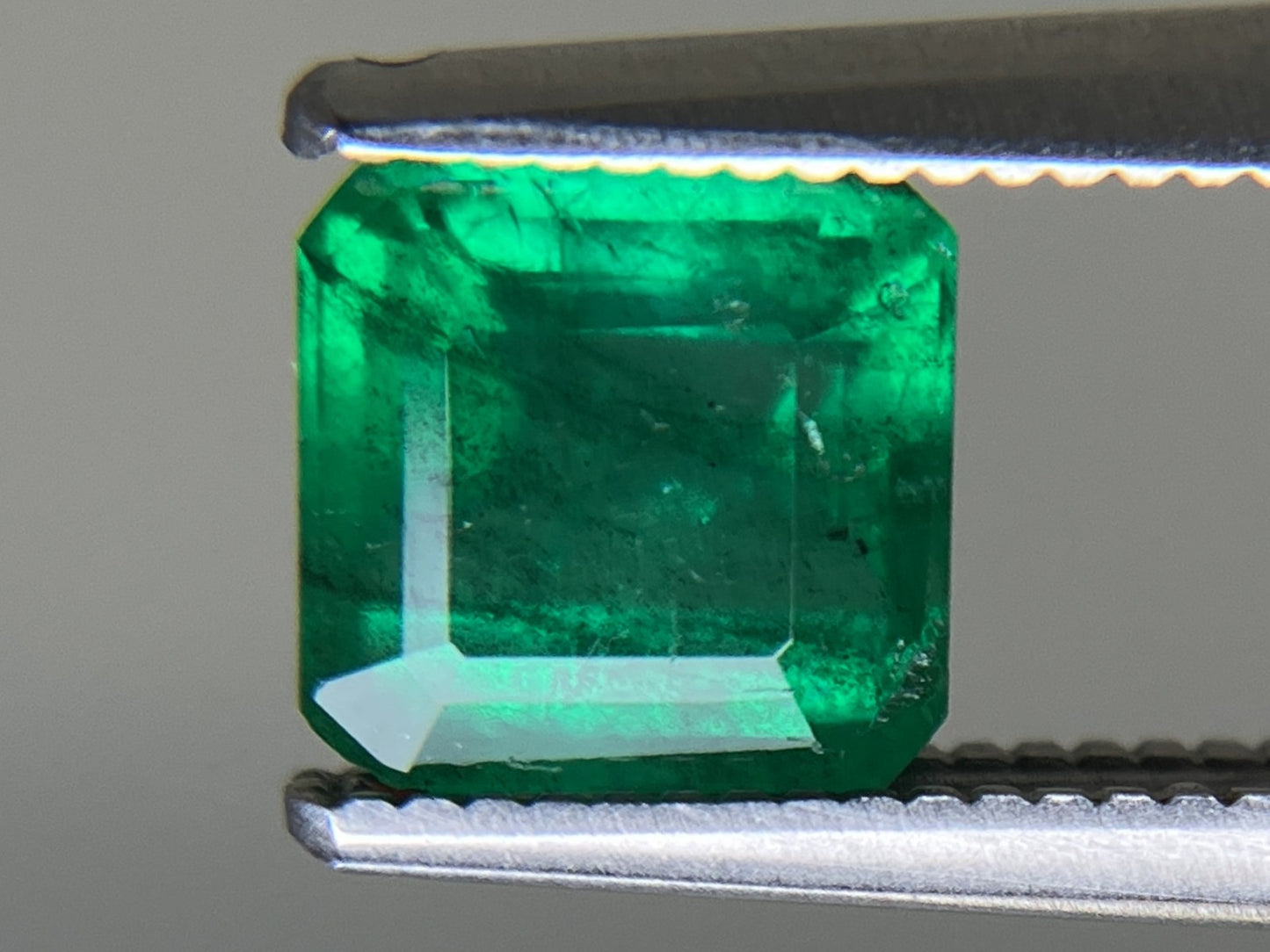 エメラルド 1.461ct  中央宝石ソーティング付き  6.30㎜×6.20㎜×4.46㎜  天然 ルース（ 裸石 ） 4743YY