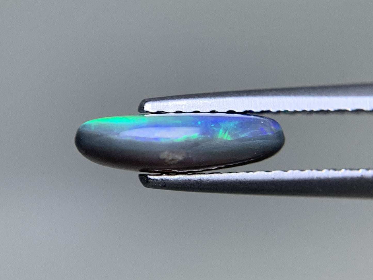 ブラックオパール（両面遊色） 天然  1.069ct  中央宝石ソーティング付き  10.3㎜×5.5㎜×2.9㎜  ルース（ 裸石 ） 6064Y