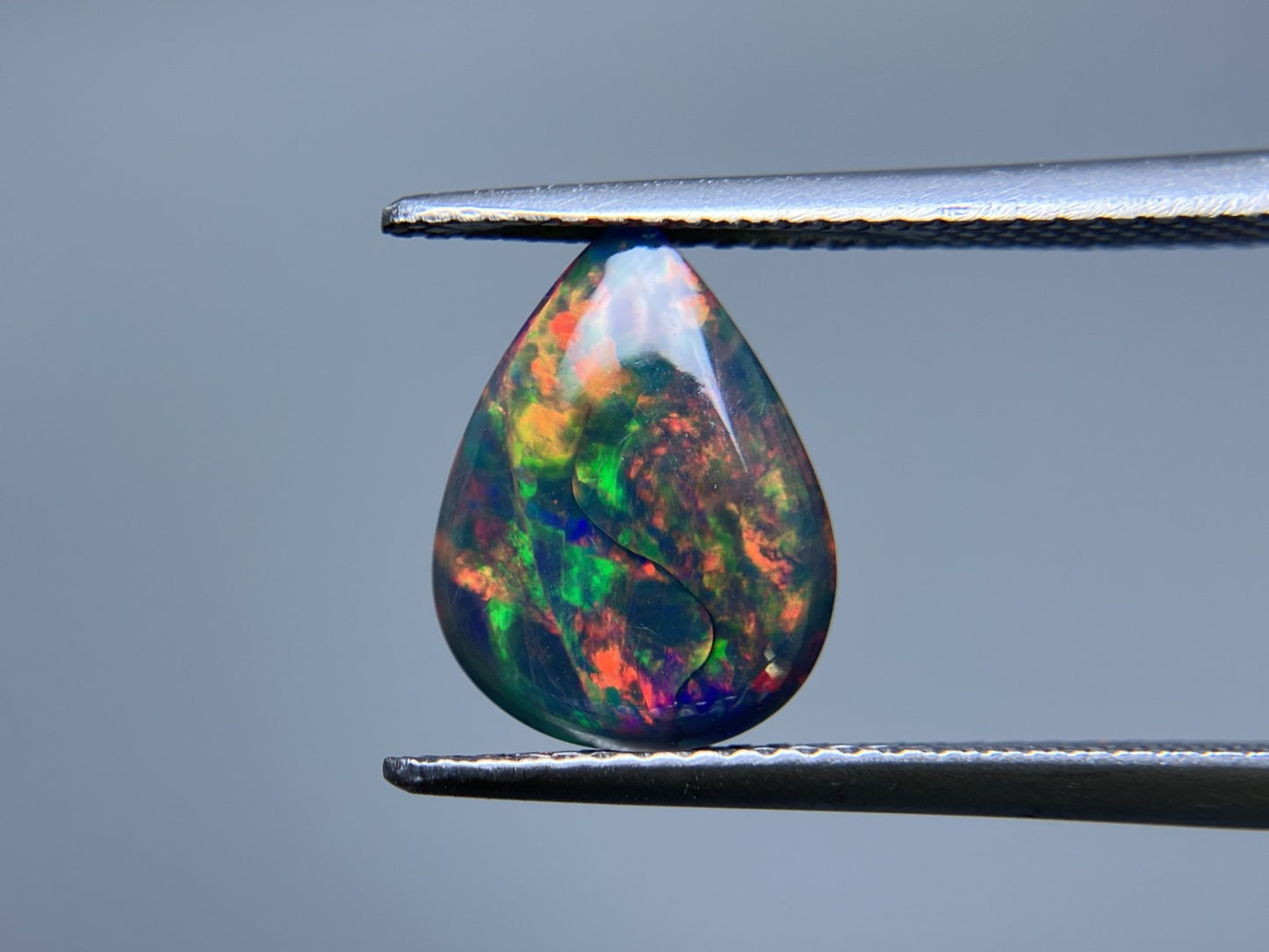 ブラックオパール （黒色化） 2.307ct 宝石ソーティング付き 11.5㎜×9.0㎜×4.8㎜ ルース（ 裸石 ） 3409S