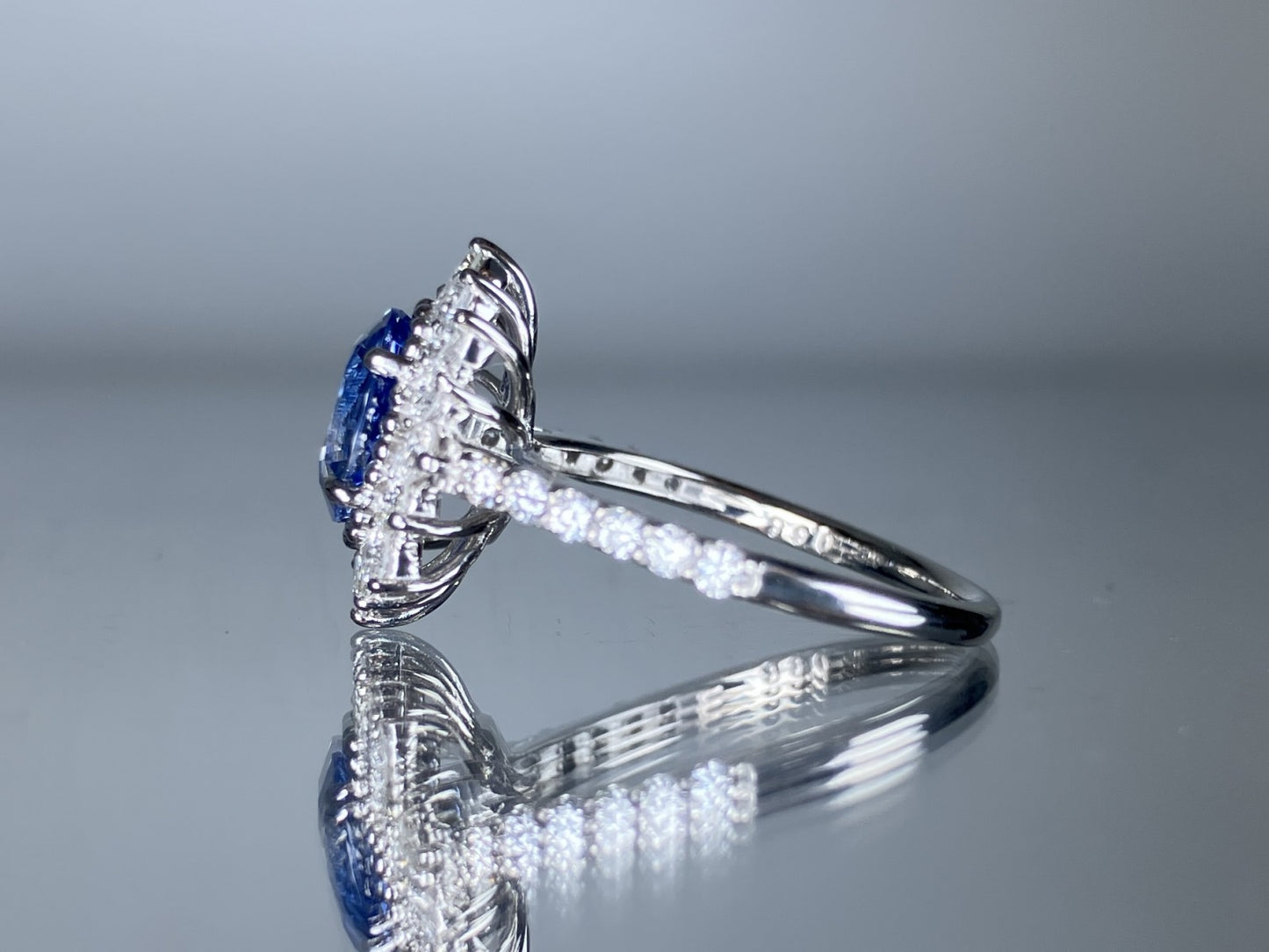 サファイア 1.04ct　コンフラワーブルー　 Cornflower blue AIGS鑑別書 D0.68ct PT900 4.5g 指輪 （JP11号） サイズ直し無料 6769S