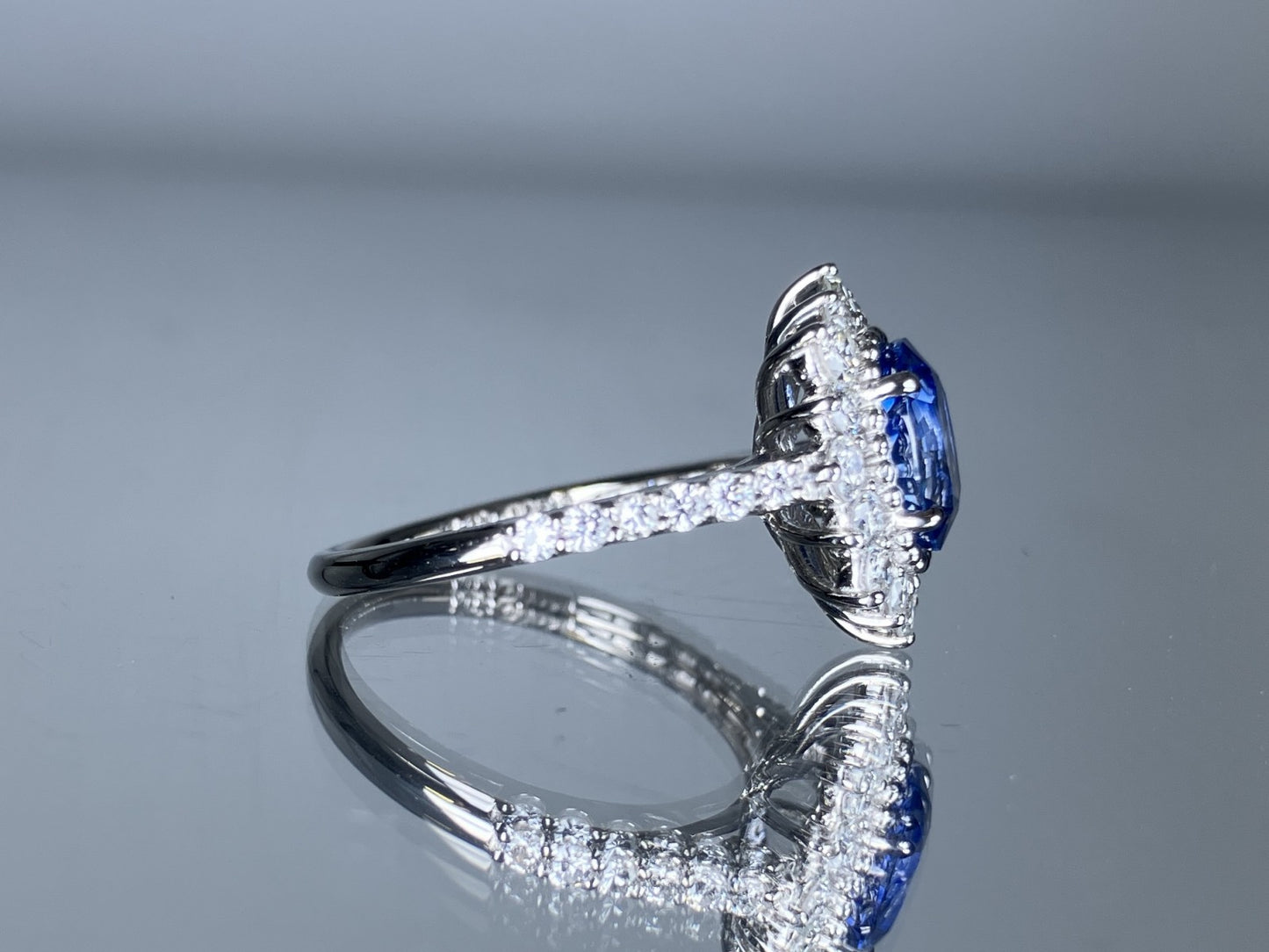 サファイア 1.04ct　コンフラワーブルー　 Cornflower blue AIGS鑑別書 D0.68ct PT900 4.5g 指輪 （JP11号） サイズ直し無料 6769S
