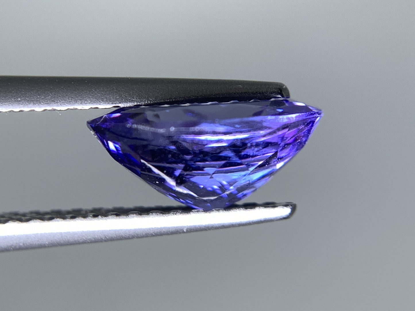 タンザナイト 天然 2.193ct 宝石ソーティング付き 9.7㎜×7.4㎜×4.5㎜ ルース（ 裸石 ） 7007Y