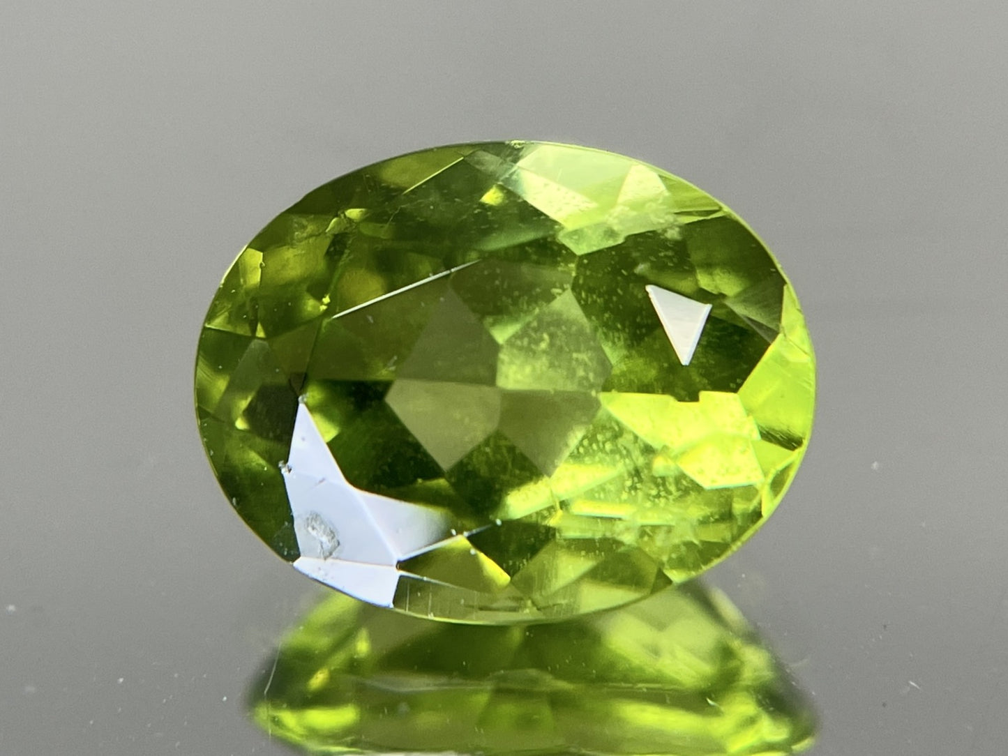ペリドット 2.049ct  宝石ソーティング付き  9.0㎜×6.9㎜×4.5㎜  天然 ルース（ 裸石 ） 4954YY