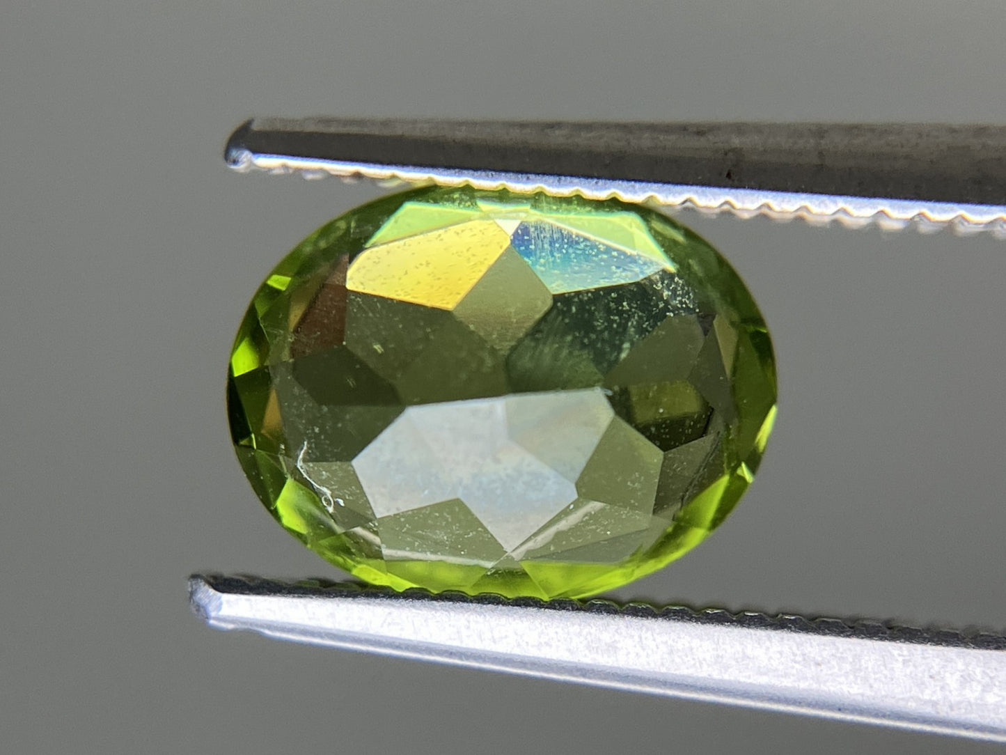 ペリドット 2.049ct  宝石ソーティング付き  9.0㎜×6.9㎜×4.5㎜  天然 ルース（ 裸石 ） 4954YY