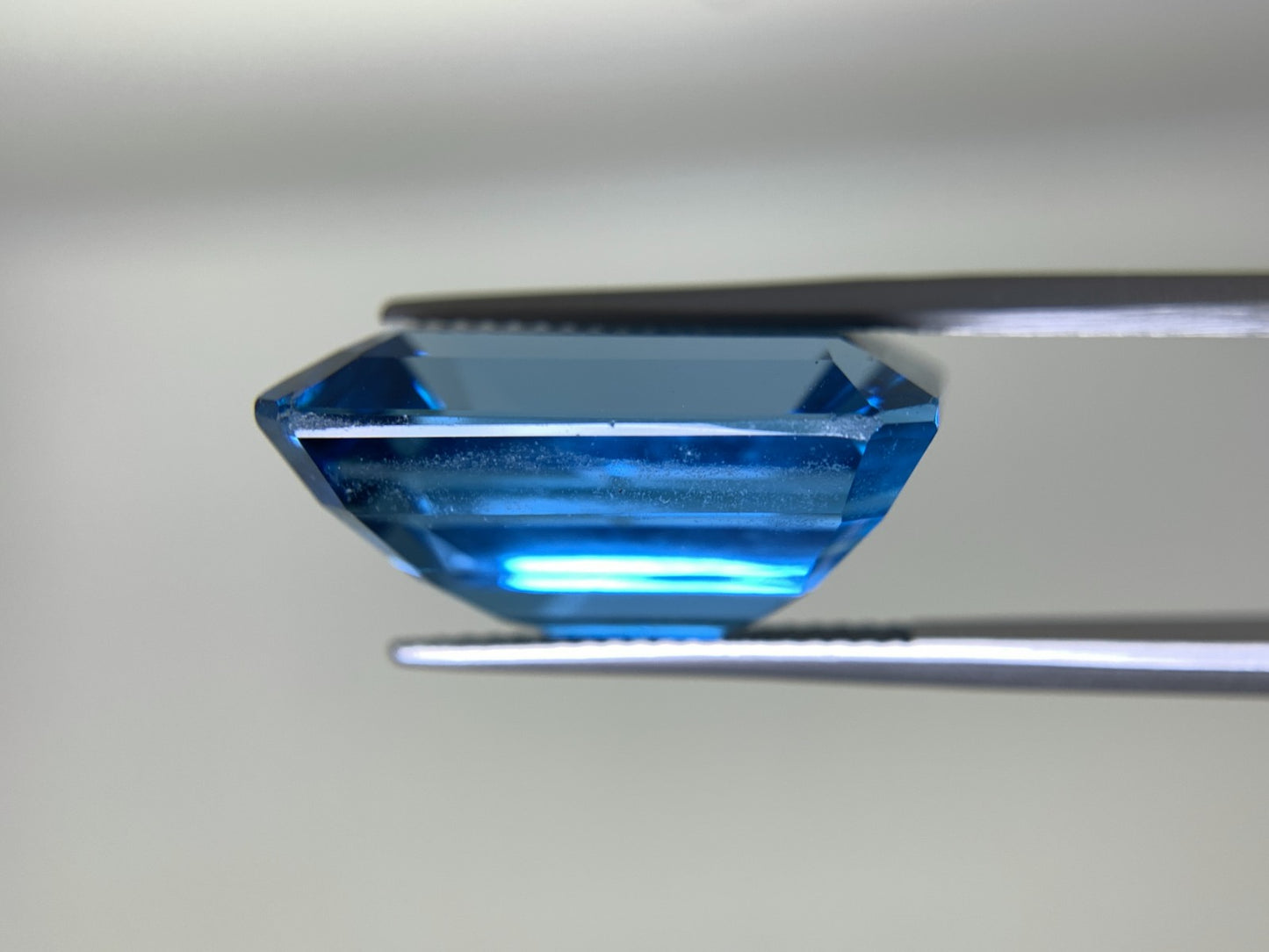 ブルートパーズ 28.836ct  宝石ソーティング付き  19.9㎜×14.8㎜×10.0㎜  天然 ルース（ 裸石 ） 4421Y