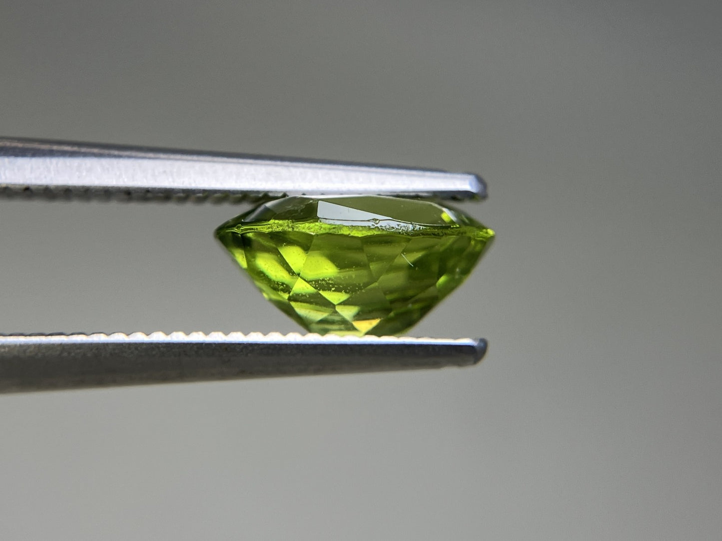 ペリドット 2.049ct  宝石ソーティング付き  9.0㎜×6.9㎜×4.5㎜  天然 ルース（ 裸石 ） 4954YY