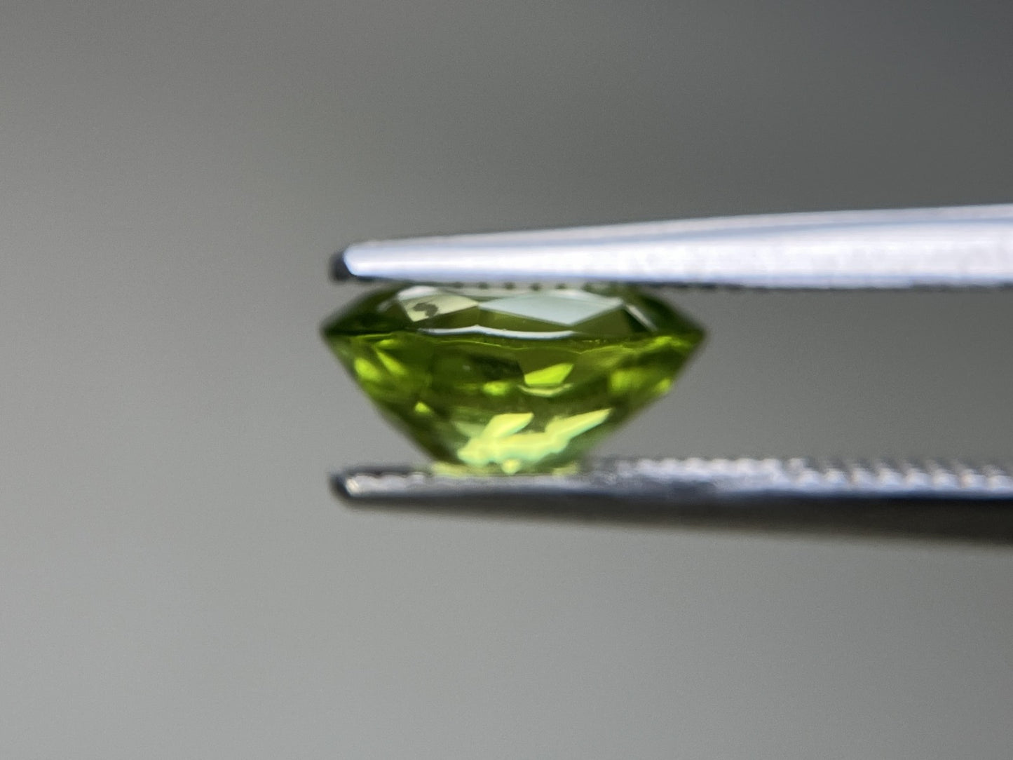 ペリドット 2.049ct  宝石ソーティング付き  9.0㎜×6.9㎜×4.5㎜  天然 ルース（ 裸石 ） 4954YY