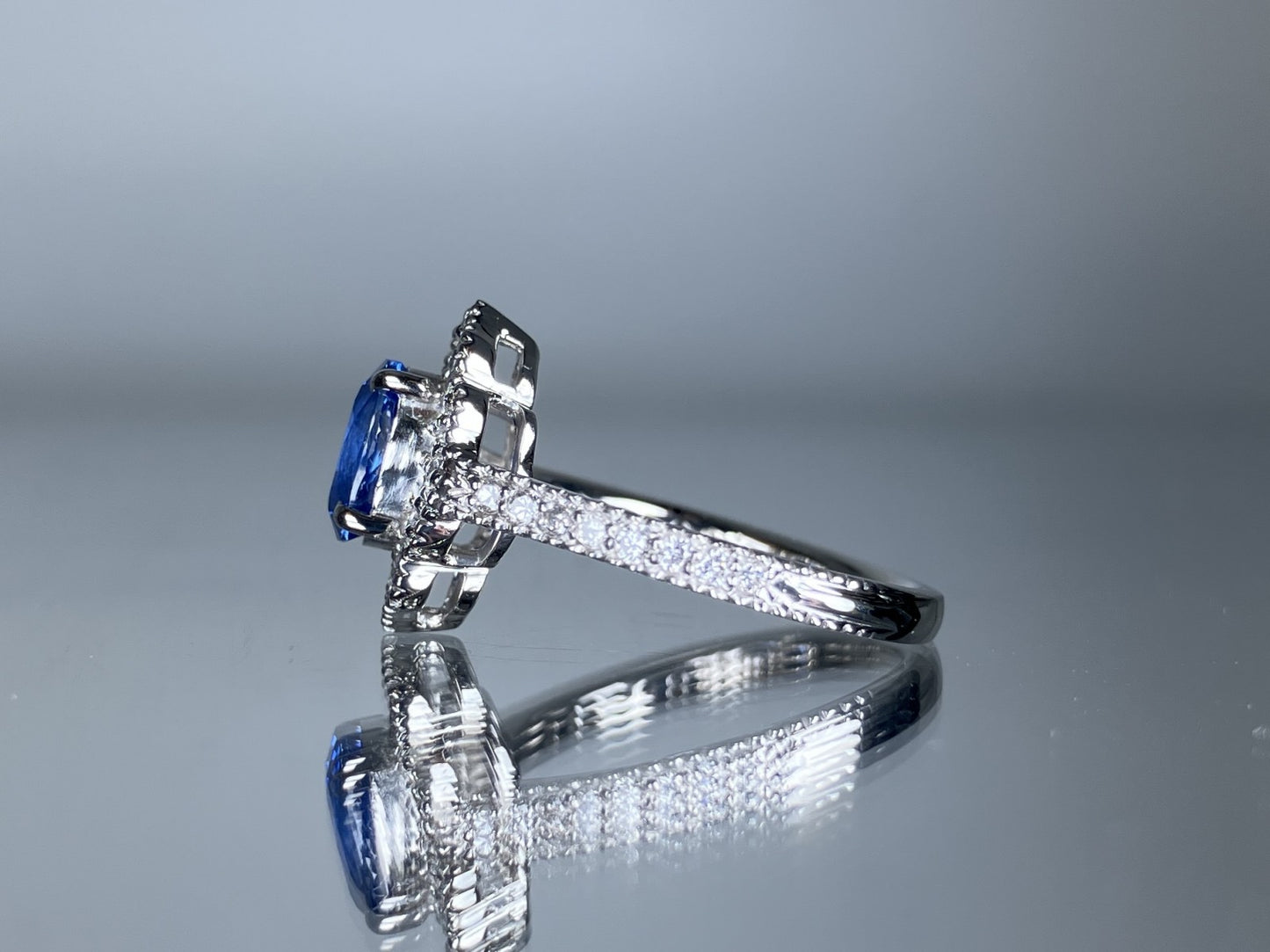 サファイア 1.13ct コンフラワーブルー 　Cornflower blue AIGS鑑別書 D0.45ct PT900 4.8g 指輪 （JP10号） サイズ直し無料 7325S