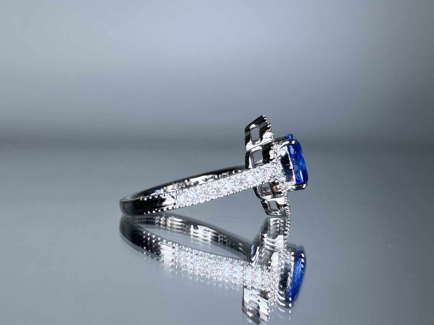 サファイア 1.13ct コンフラワーブルー 　Cornflower blue AIGS鑑別書 D0.45ct PT900 4.8g 指輪 （JP10号） サイズ直し無料 7325S