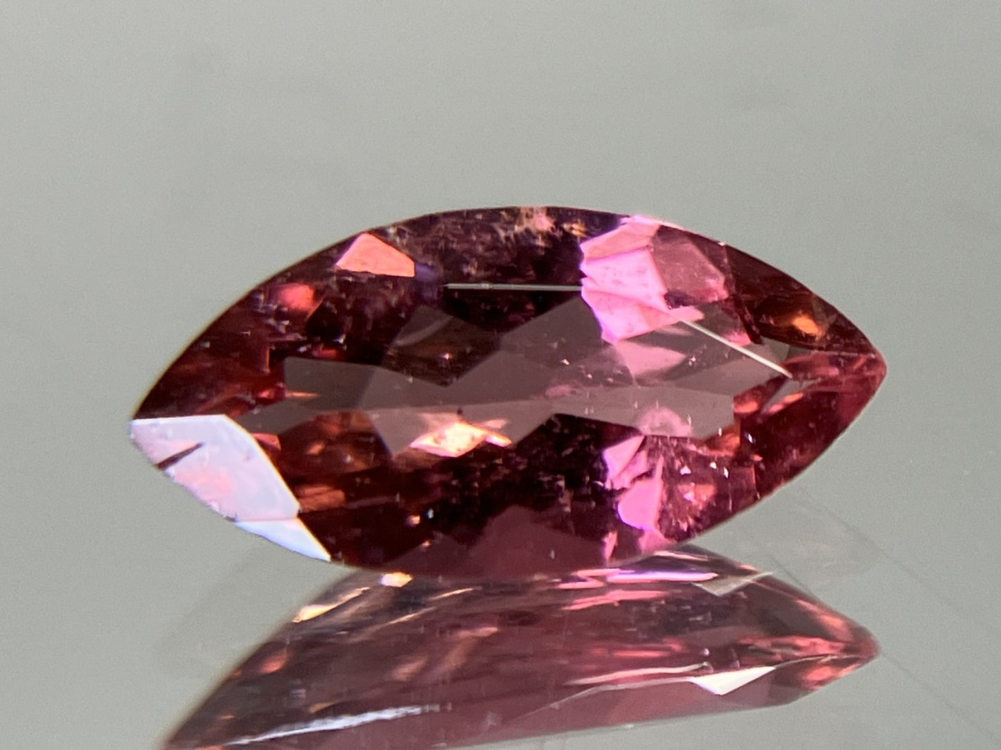 ピンクトルマリン 0.839ct  宝石ソーティング付き  9.9㎜×4.8㎜×2.7㎜  天然 ルース（ 裸石 ） 4974YY