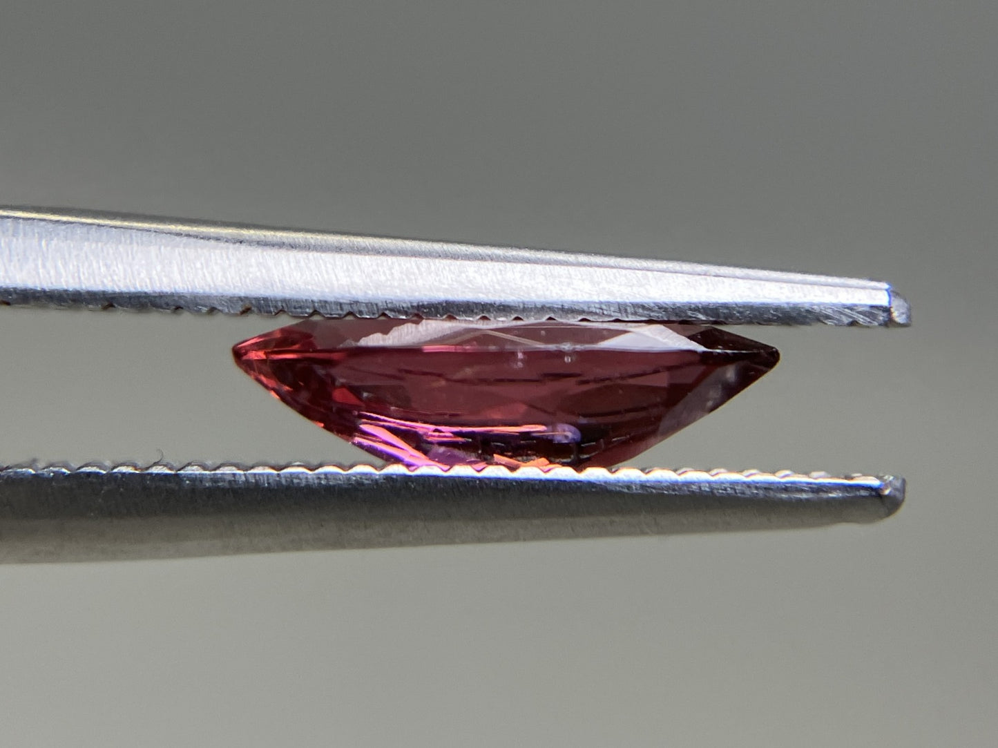 ピンクトルマリン 0.839ct  宝石ソーティング付き  9.9㎜×4.8㎜×2.7㎜  天然 ルース（ 裸石 ） 4974YY