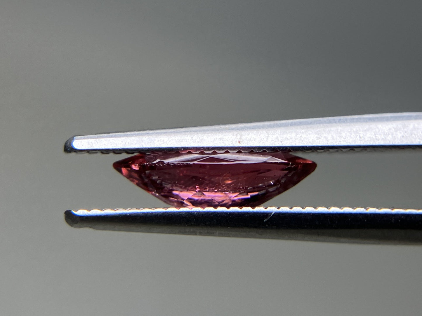 ピンクトルマリン 0.839ct  宝石ソーティング付き  9.9㎜×4.8㎜×2.7㎜  天然 ルース（ 裸石 ） 4974YY