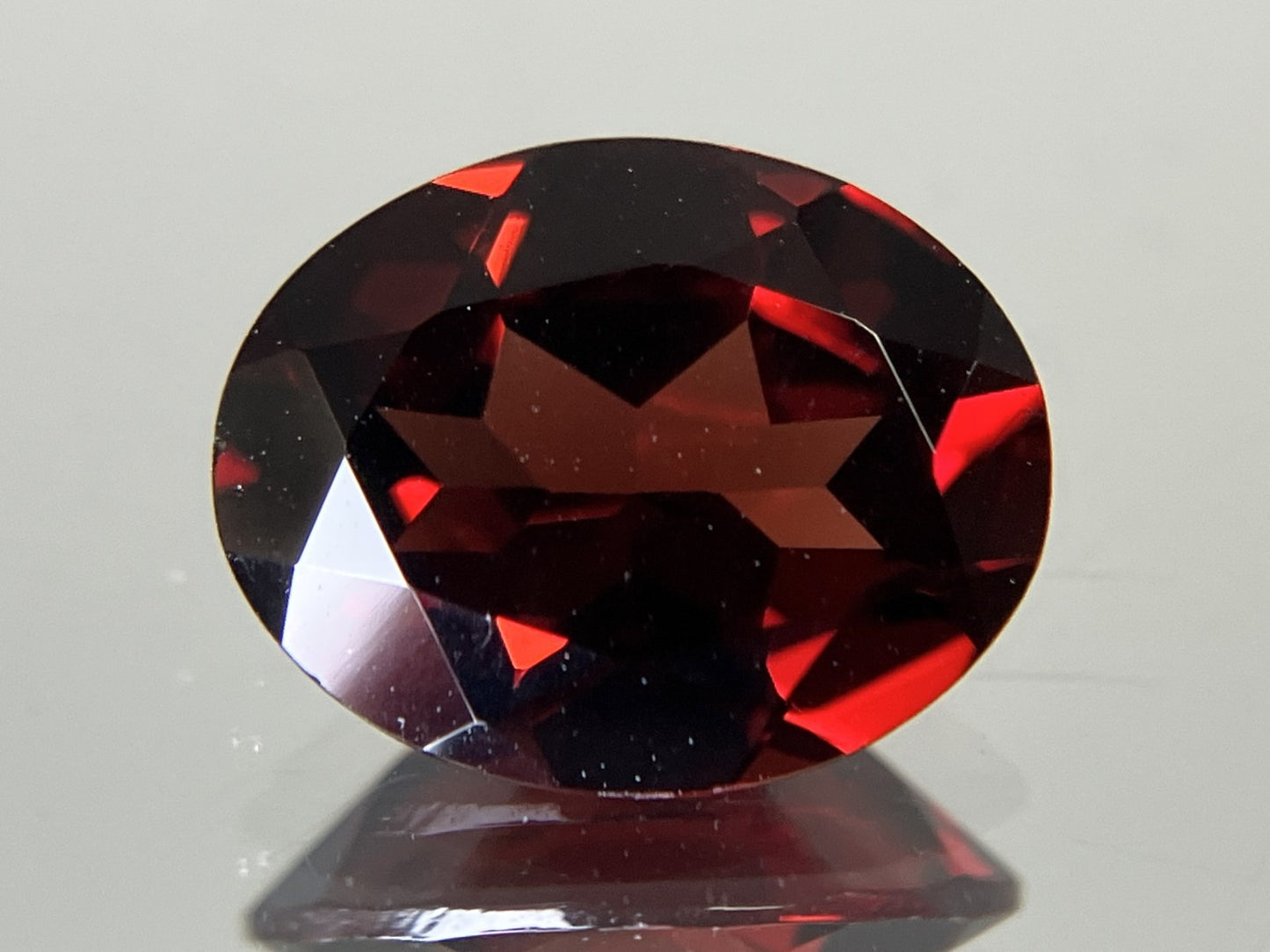 ガーネット 2.688ct  宝石ソーティング付き  9.9㎜×7.9㎜×4.3㎜  天然 ルース（ 裸石 ） 4949YY