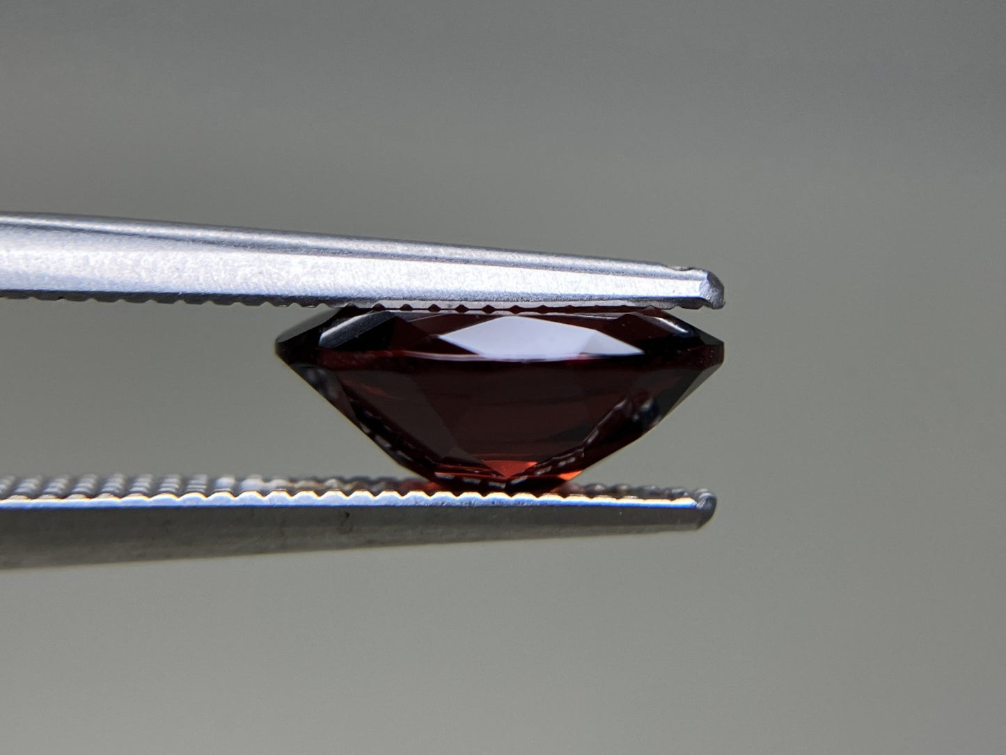 ガーネット 2.688ct  宝石ソーティング付き  9.9㎜×7.9㎜×4.3㎜  天然 ルース（ 裸石 ） 4949YY