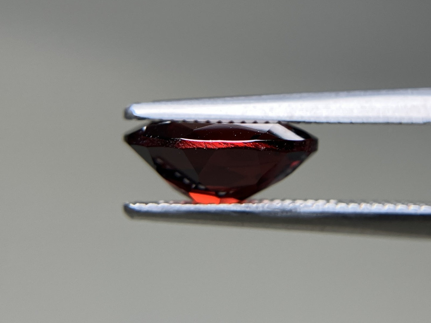 ガーネット 2.688ct  宝石ソーティング付き  9.9㎜×7.9㎜×4.3㎜  天然 ルース（ 裸石 ） 4949YY