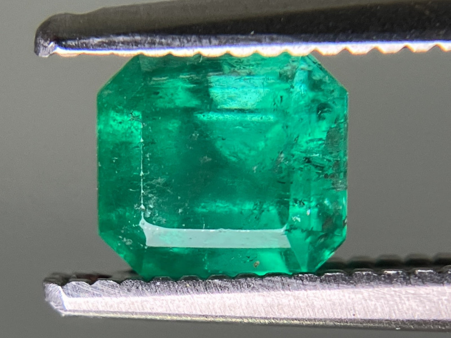 エメラルド 0.763ct  中央宝石ソーティング付き  5.39㎜×4.95㎜×4.53㎜  天然 ルース（ 裸石 ） 4928YY