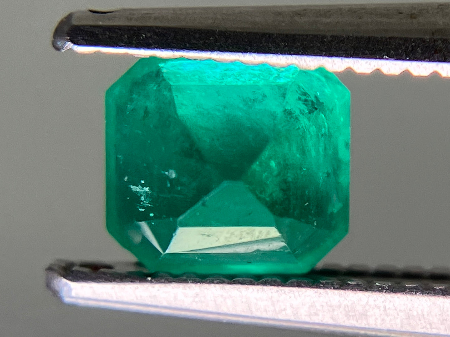 エメラルド 0.763ct  中央宝石ソーティング付き  5.39㎜×4.95㎜×4.53㎜  天然 ルース（ 裸石 ） 4928YY