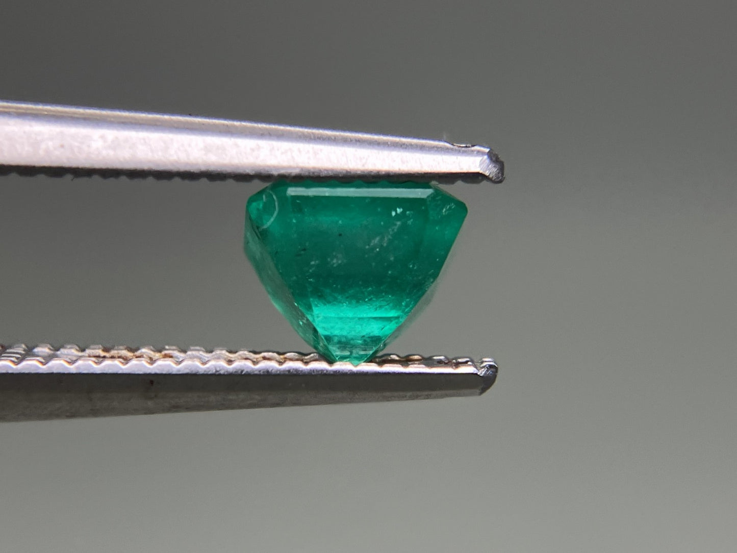 エメラルド 0.763ct  中央宝石ソーティング付き  5.39㎜×4.95㎜×4.53㎜  天然 ルース（ 裸石 ） 4928YY
