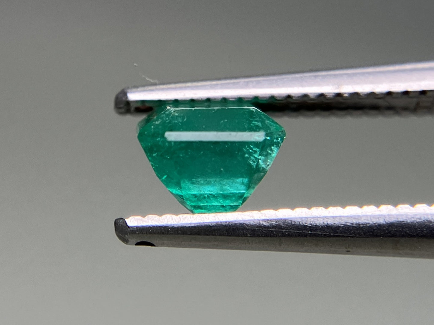 エメラルド 0.763ct  中央宝石ソーティング付き  5.39㎜×4.95㎜×4.53㎜  天然 ルース（ 裸石 ） 4928YY