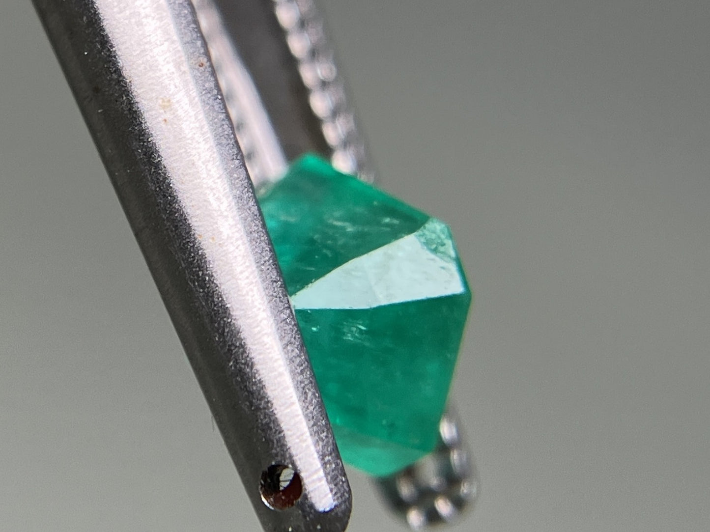 エメラルド 0.763ct  中央宝石ソーティング付き  5.39㎜×4.95㎜×4.53㎜  天然 ルース（ 裸石 ） 4928YY
