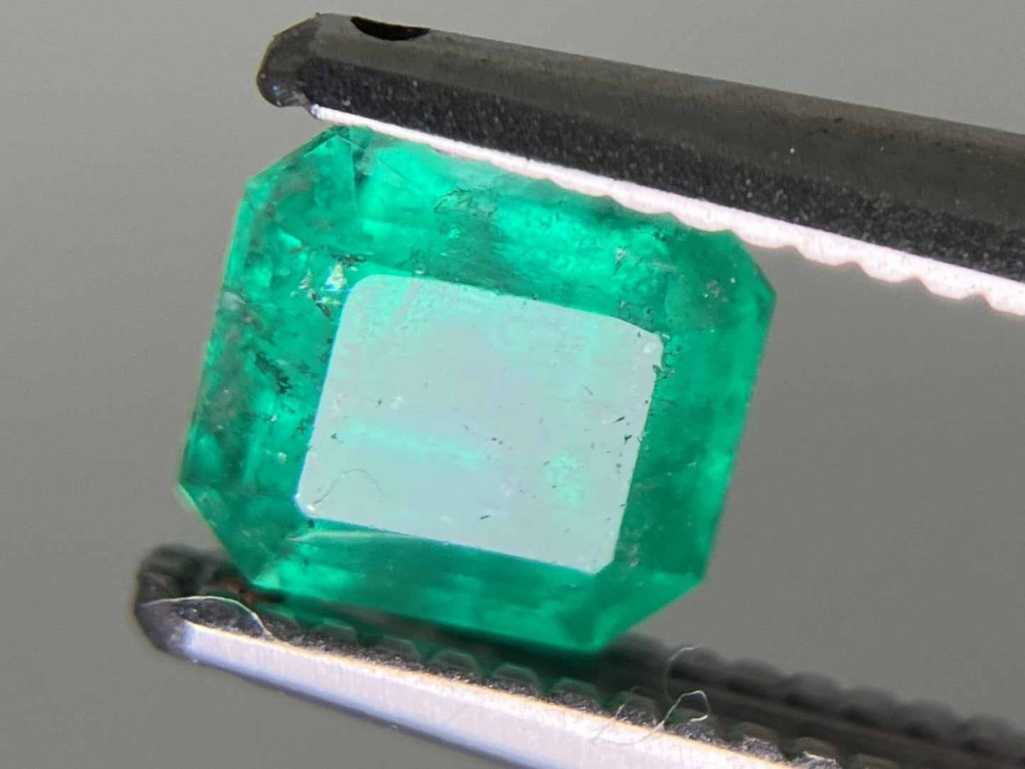 エメラルド 0.763ct  中央宝石ソーティング付き  5.39㎜×4.95㎜×4.53㎜  天然 ルース（ 裸石 ） 4928YY