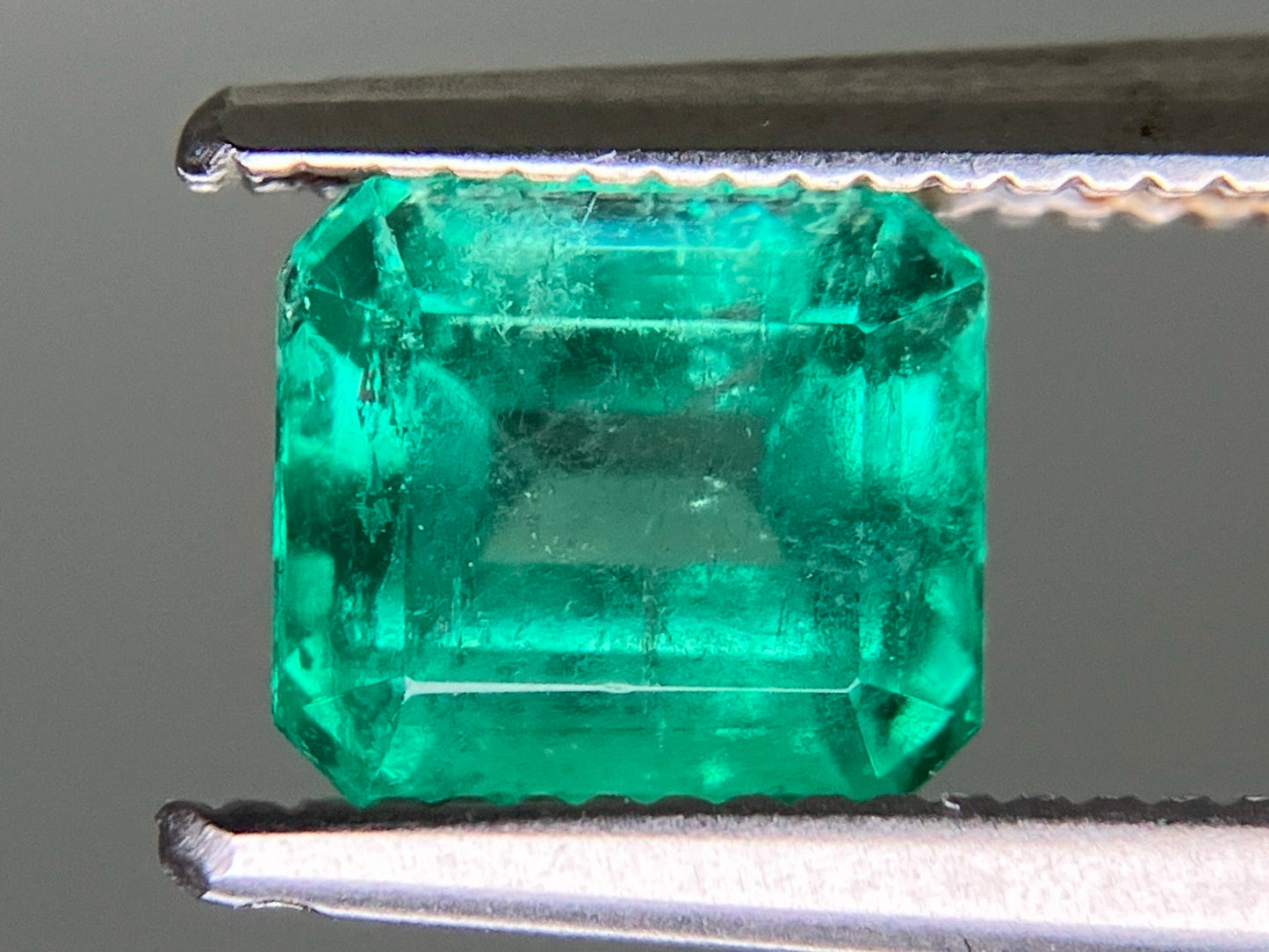 エメラルド 1.051ct  中央宝石ソーティング付き  6.17㎜×5.53㎜×4.20㎜  天然 ルース（ 裸石 ） 4896YY