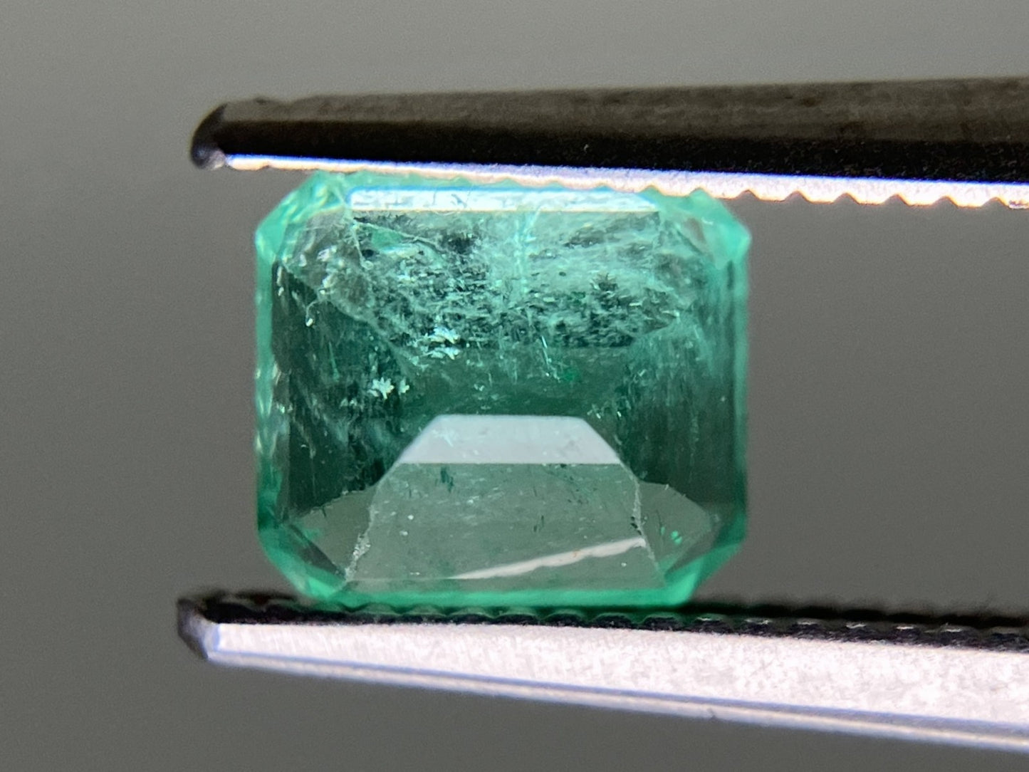 エメラルド 1.051ct  中央宝石ソーティング付き  6.17㎜×5.53㎜×4.20㎜  天然 ルース（ 裸石 ） 4896YY