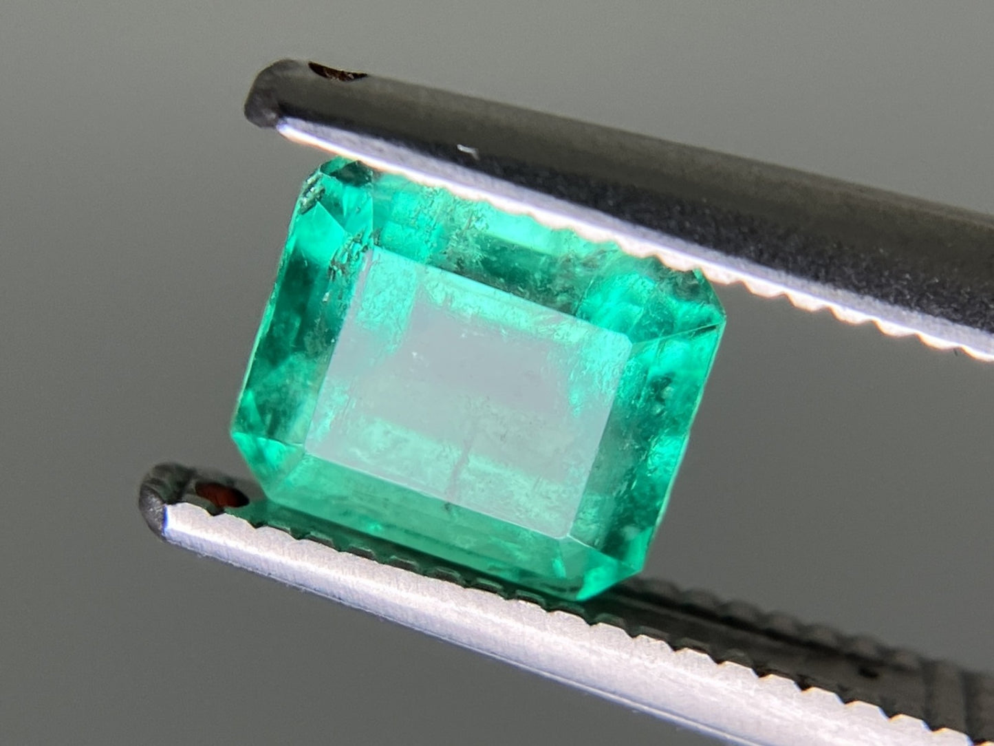 エメラルド 1.051ct  中央宝石ソーティング付き  6.17㎜×5.53㎜×4.20㎜  天然 ルース（ 裸石 ） 4896YY