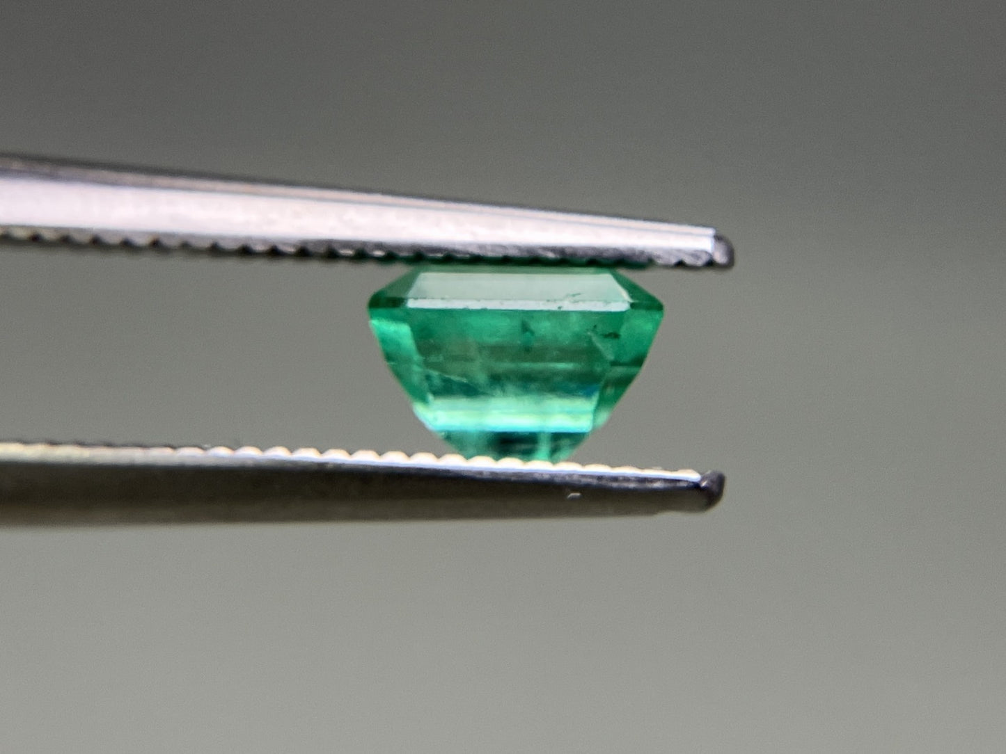 エメラルド 1.051ct  中央宝石ソーティング付き  6.17㎜×5.53㎜×4.20㎜  天然 ルース（ 裸石 ） 4896YY
