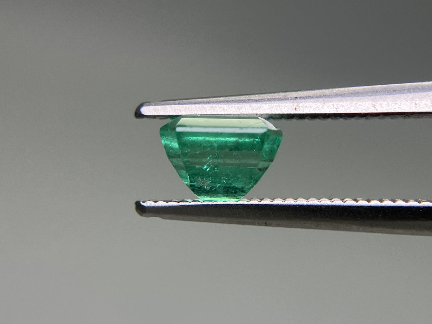 エメラルド 1.051ct  中央宝石ソーティング付き  6.17㎜×5.53㎜×4.20㎜  天然 ルース（ 裸石 ） 4896YY