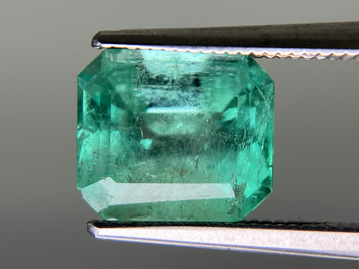 エメラルド 3.260ct  中央宝石ソーティング付き  9.56㎜×8.39㎜×6.27㎜  天然 ルース（ 裸石 ） 4846YY
