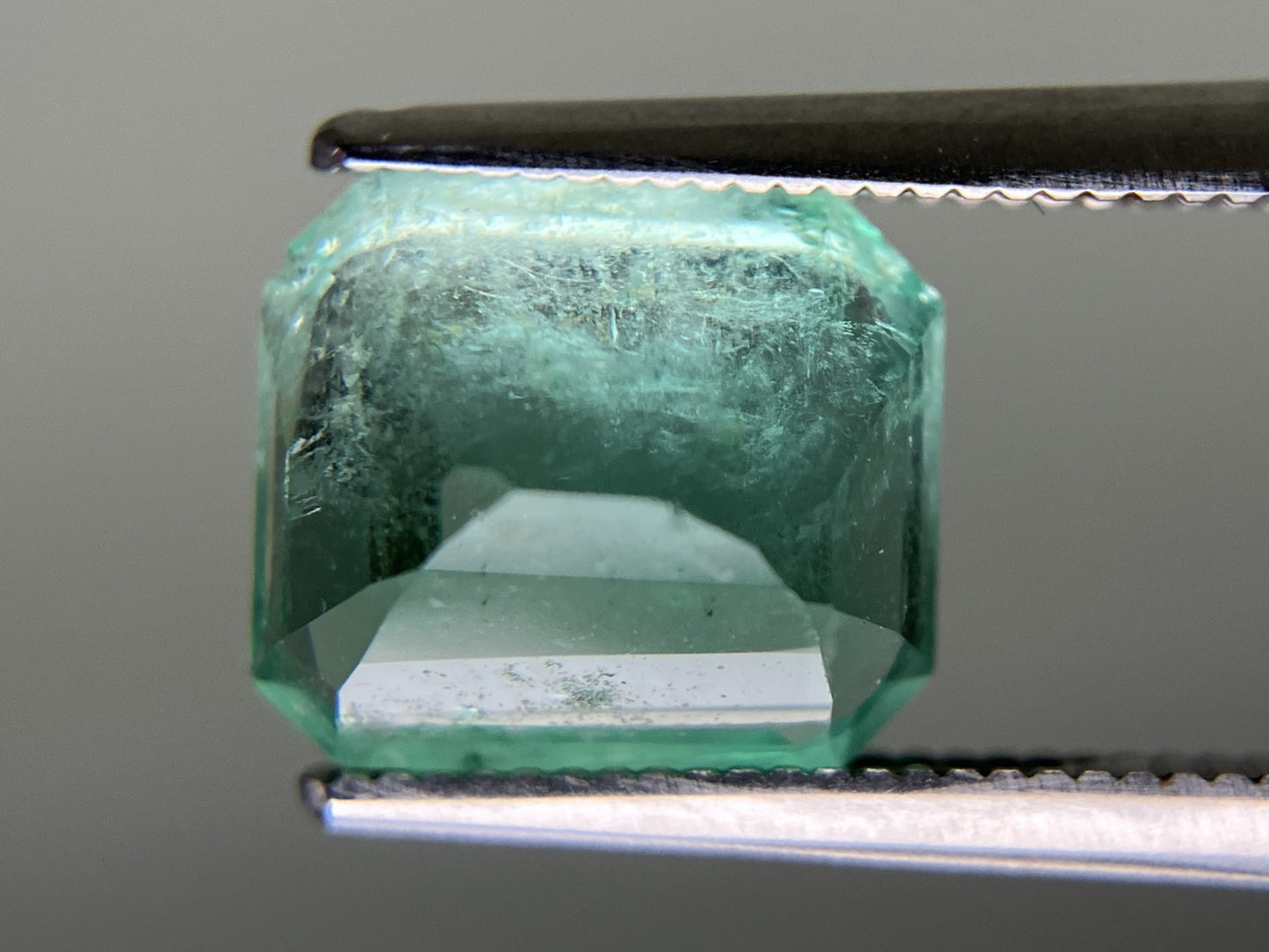 エメラルド 3.260ct  中央宝石ソーティング付き  9.56㎜×8.39㎜×6.27㎜  天然 ルース（ 裸石 ） 4846YY