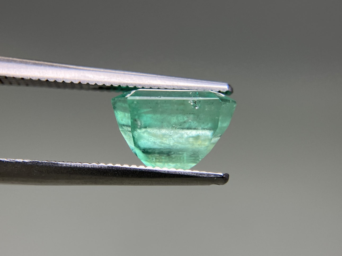 エメラルド 3.260ct  中央宝石ソーティング付き  9.56㎜×8.39㎜×6.27㎜  天然 ルース（ 裸石 ） 4846YY