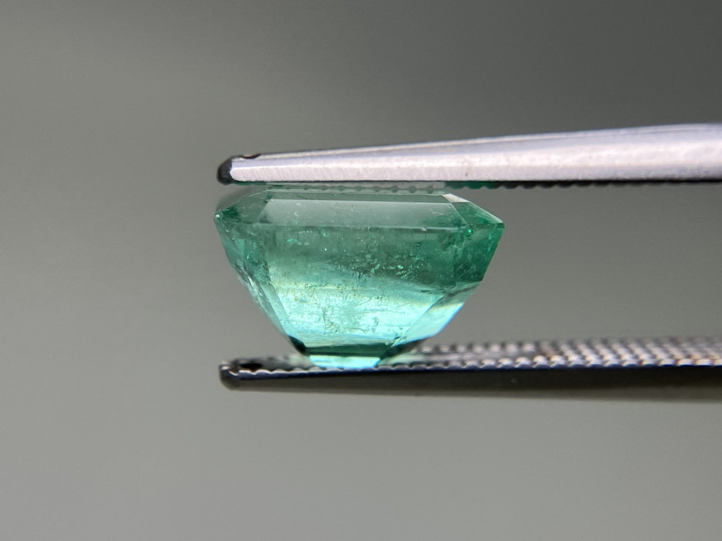 エメラルド 3.260ct  中央宝石ソーティング付き  9.56㎜×8.39㎜×6.27㎜  天然 ルース（ 裸石 ） 4846YY