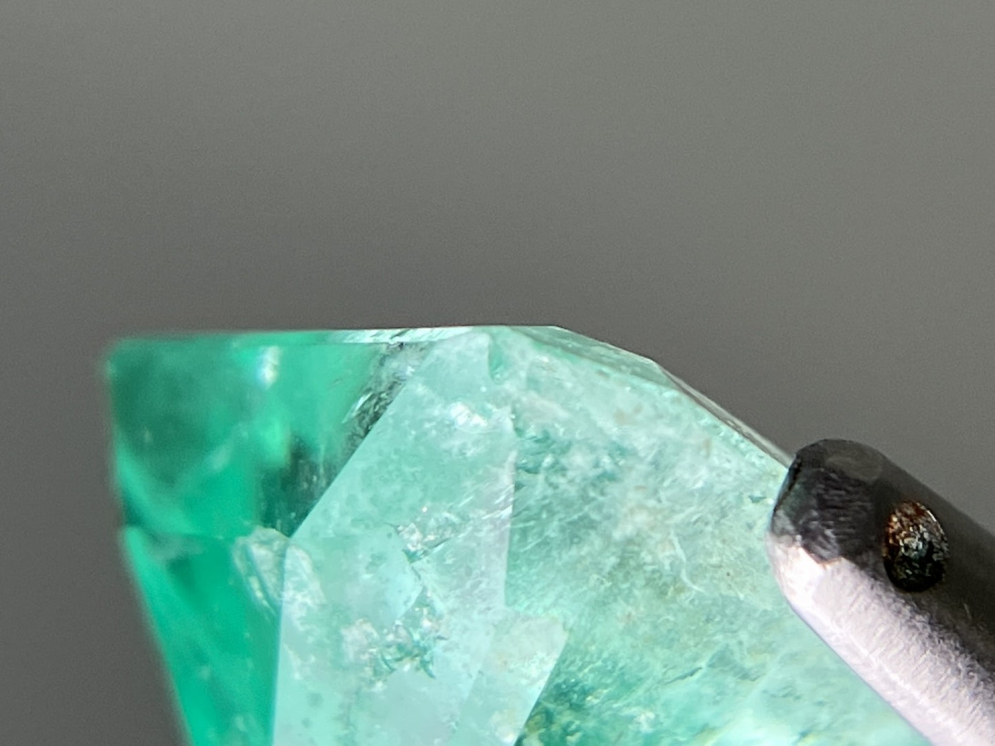 エメラルド 3.260ct  中央宝石ソーティング付き  9.56㎜×8.39㎜×6.27㎜  天然 ルース（ 裸石 ） 4846YY