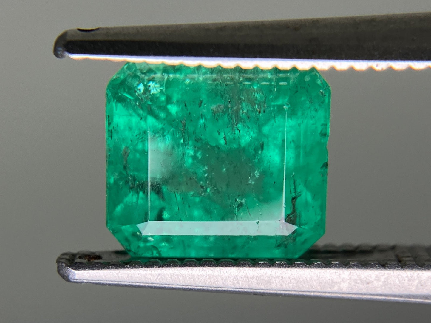 エメラルド 1.903ct  中央宝石ソーティング付き  7.45㎜×6.90㎜×5.27㎜  天然 ルース（ 裸石 ） 4886YY