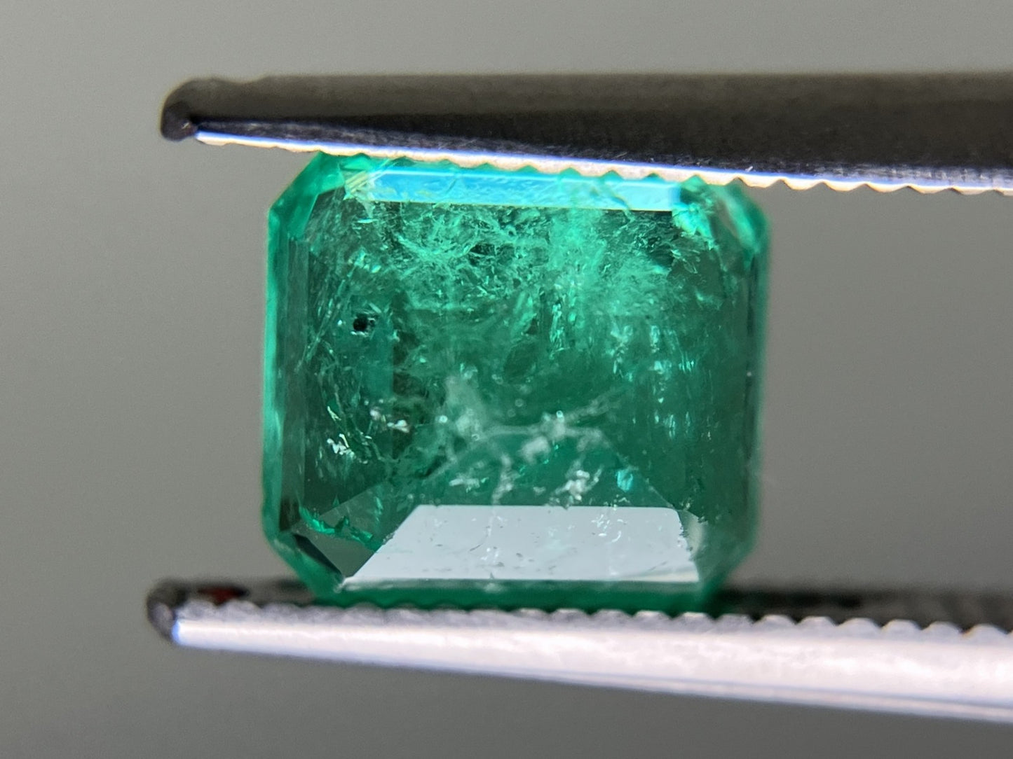 エメラルド 1.903ct  中央宝石ソーティング付き  7.45㎜×6.90㎜×5.27㎜  天然 ルース（ 裸石 ） 4886YY