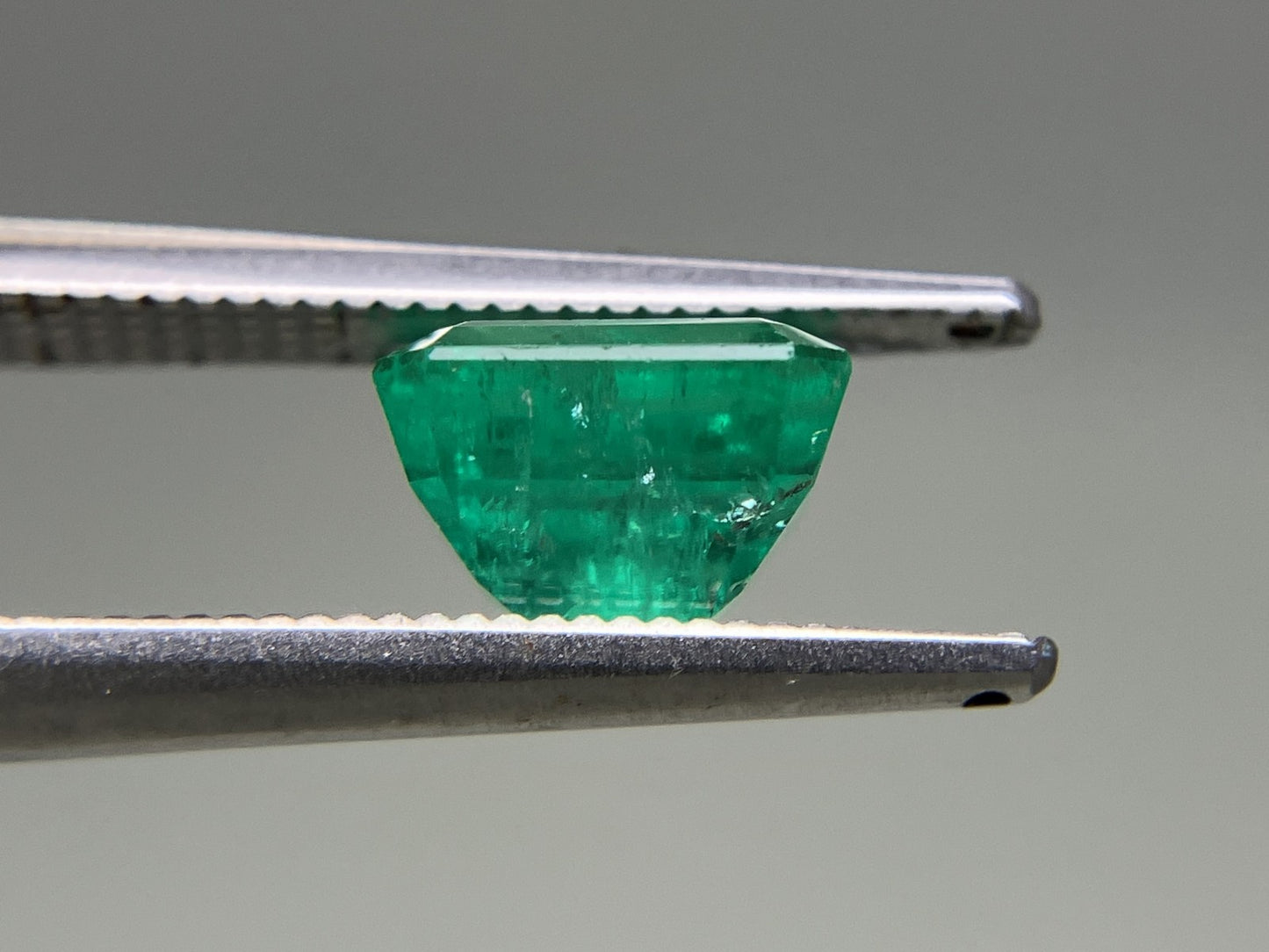 エメラルド 1.903ct  中央宝石ソーティング付き  7.45㎜×6.90㎜×5.27㎜  天然 ルース（ 裸石 ） 4886YY