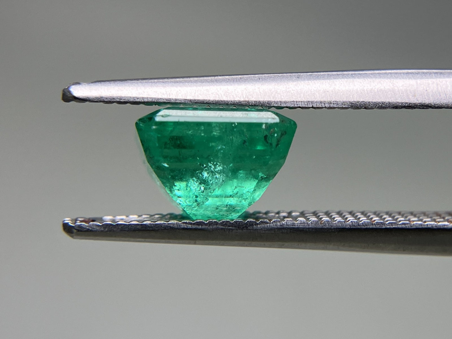 エメラルド 1.903ct  中央宝石ソーティング付き  7.45㎜×6.90㎜×5.27㎜  天然 ルース（ 裸石 ） 4886YY