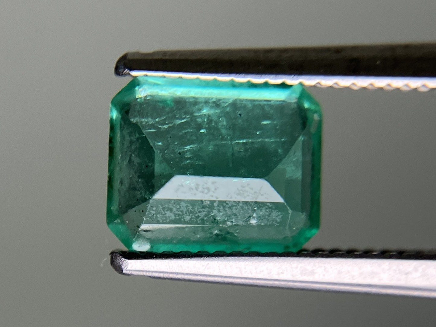 エメラルド 1.210ct  中央宝石ソーティング付き  7.59㎜×6.16㎜×3.60㎜  天然 ルース（ 裸石 ） 4849YY