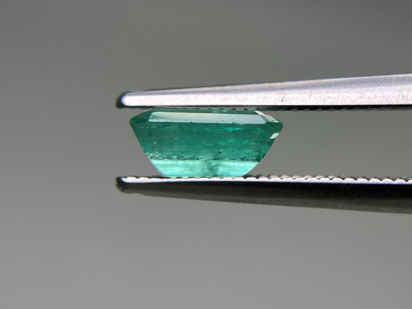 エメラルド 1.210ct  中央宝石ソーティング付き  7.59㎜×6.16㎜×3.60㎜  天然 ルース（ 裸石 ） 4849YY