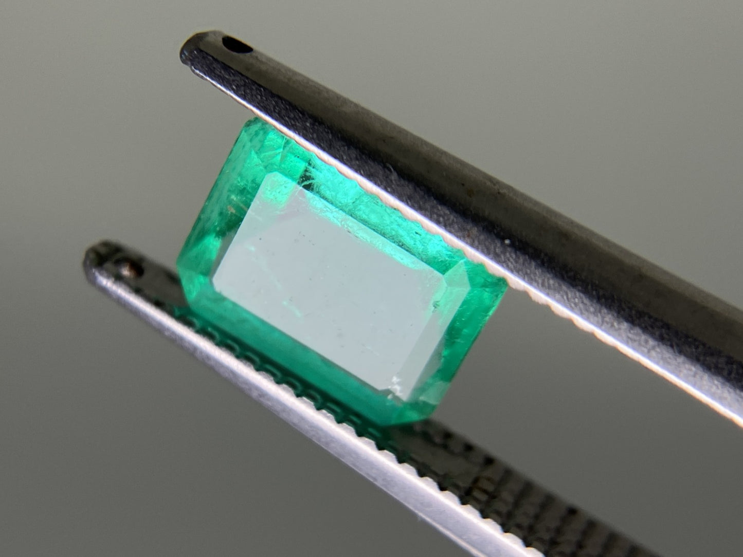 エメラルド 1.210ct  中央宝石ソーティング付き  7.59㎜×6.16㎜×3.60㎜  天然 ルース（ 裸石 ） 4849YY