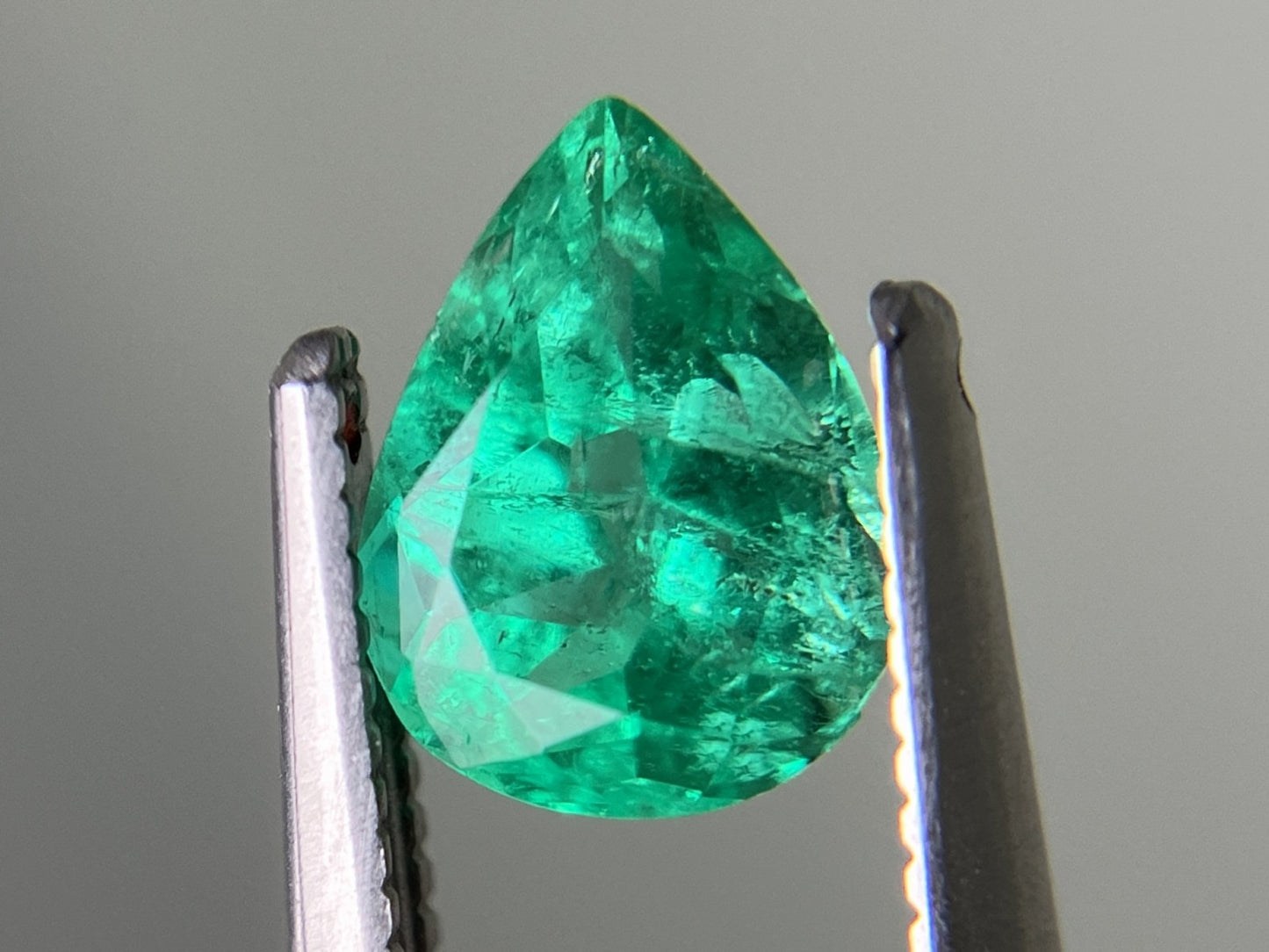 エメラルド 0.893ct  中央宝石ソーティング付き  7.72㎜×5.97㎜×4.16㎜  天然 ルース（ 裸石 ） 4931YY